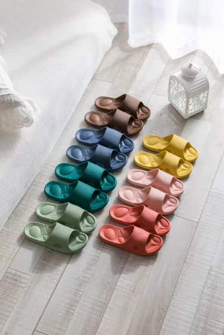 The 2020 new style of mid-length, diamond-encrusted half-flip-flops for women to wear in summer is versatile