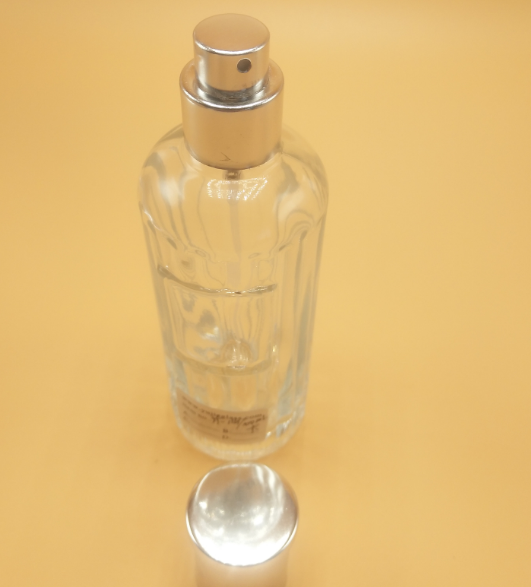 Portable, transparent, logo-shaped glass perfume dispenser bottles details Picture