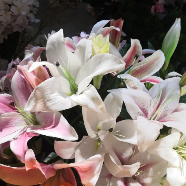 Yiwu quality gradient lily artificial flowers, living room, hotel lobby artificial flowers, factory direct sales, artificial flowers, artificial lilies, hand feel film, lilies, artificial tiger orchids, home decoration, wedding arrangement