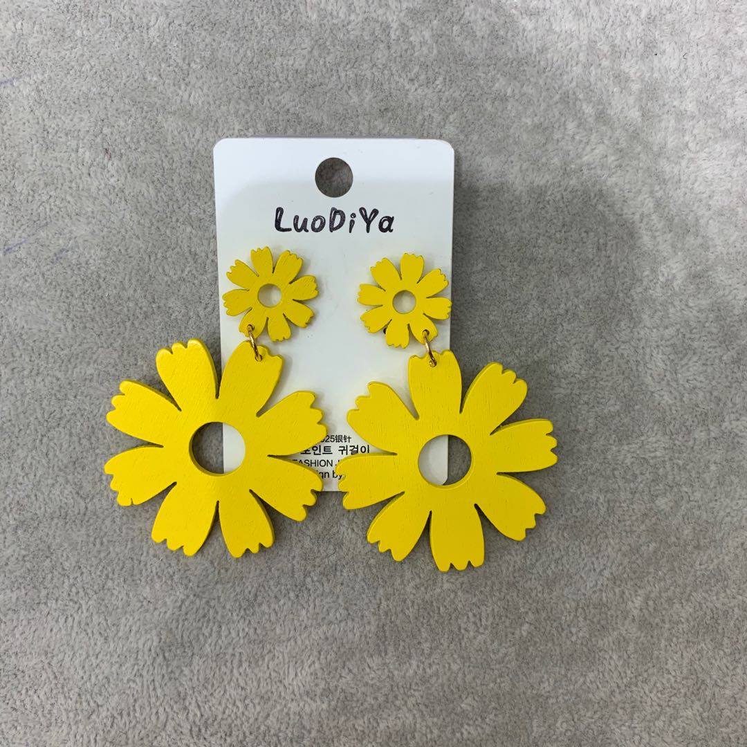 Fashion contrast color series earrings wooden florets personality versatile female earrings thumbnail