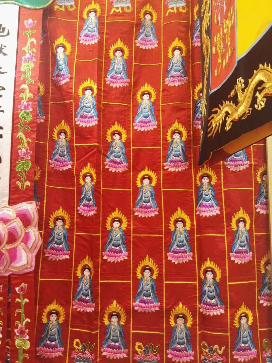 The clothes of the Buddha, the gods, the Buddha, the lotus, the dragon, the goddess of mercy, the goddess of mercy, the cloak of god, the prayer flags, the buildings full figure