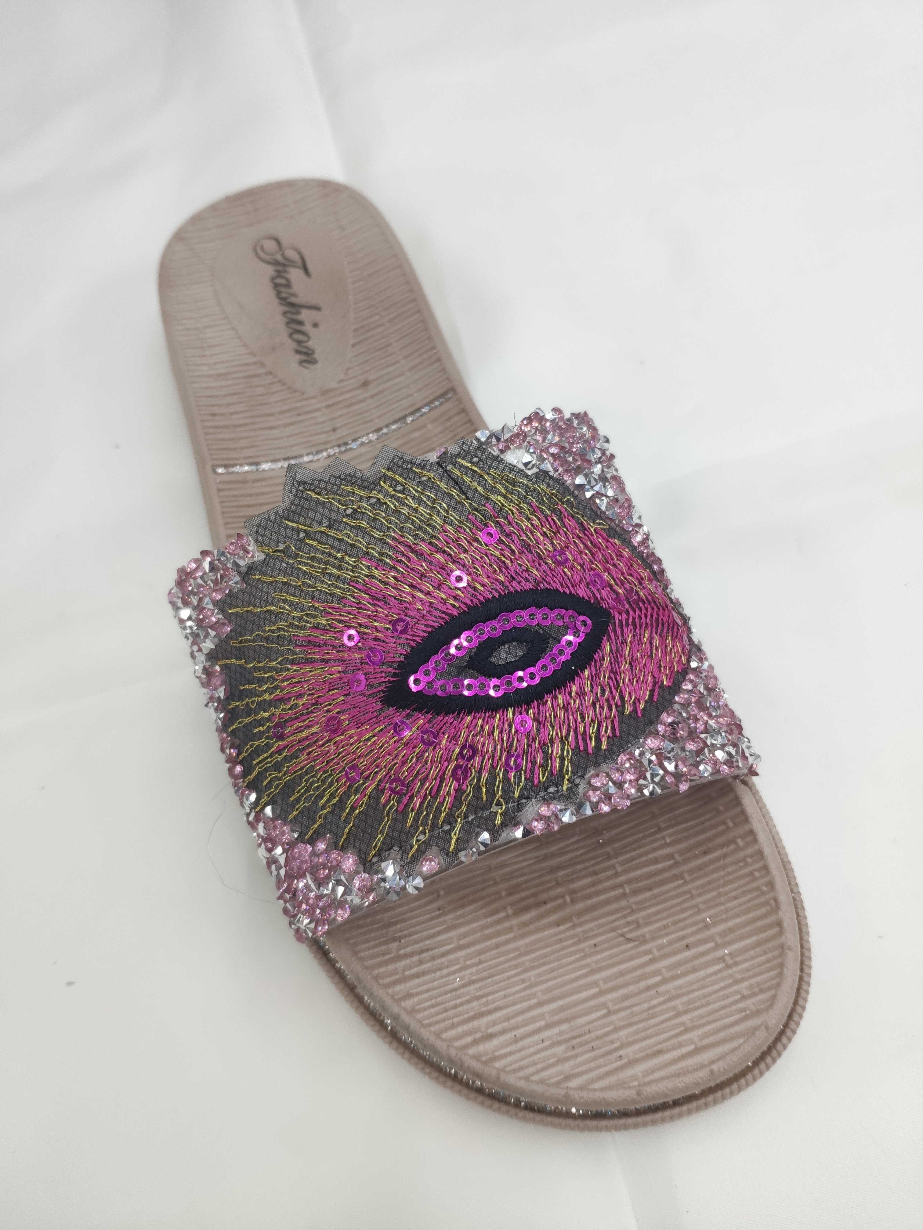 Summer women's flip-flops can be worn over fashionable peacock tail feather sequined flat sandals