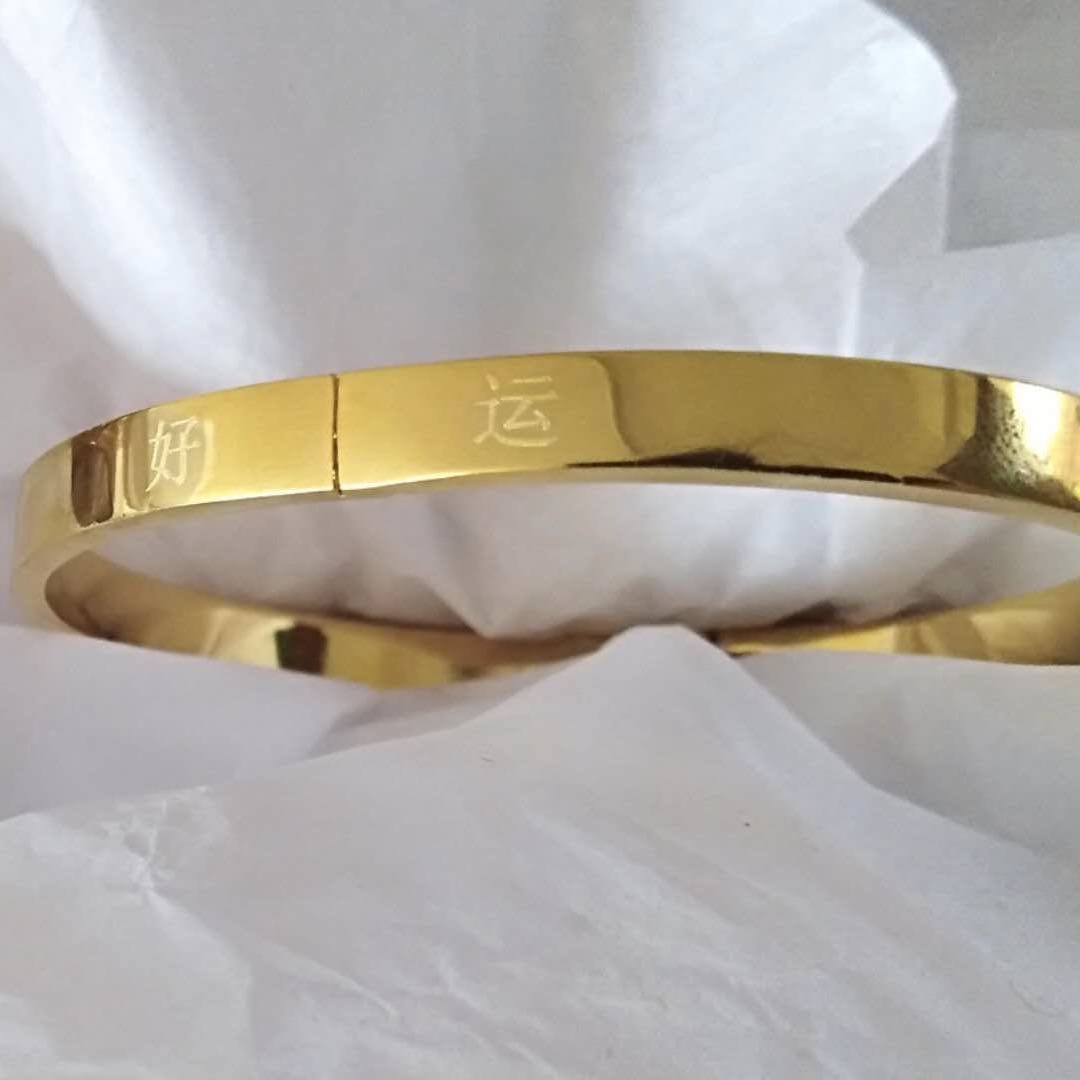 High-end gold bracelet with a noble lady style, color-preserving, exquisite and fashionable jewelry, a versatile and elegant accessory details Picture
