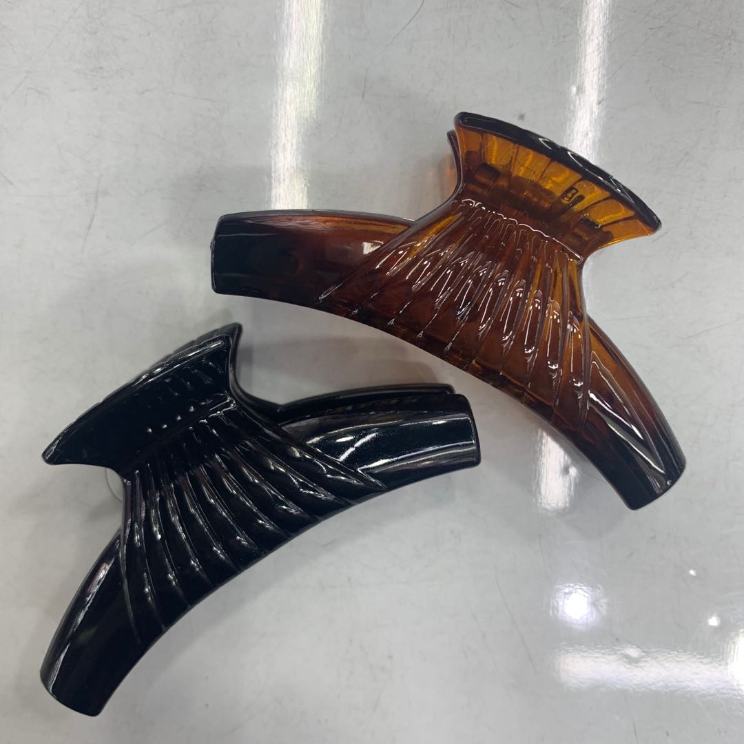 Simple black and brown moon clip, grab clip, hair clip, bath clip and headwear details Picture