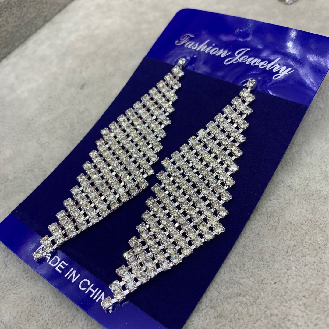 Diamond-encrusted trendy, fashionable, versatile and elegant bridal earrings Specification image
