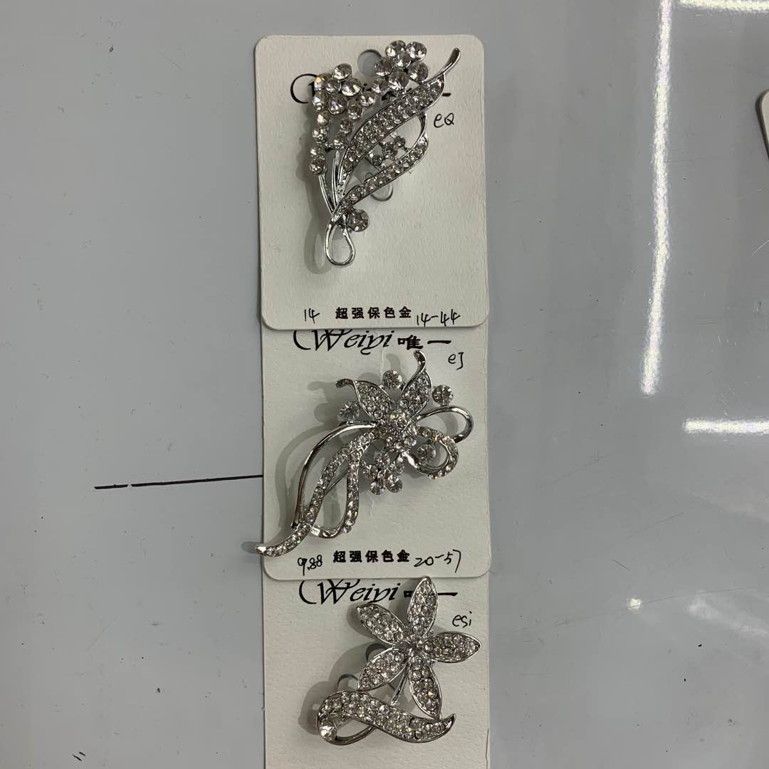Manufacturers direct alloy glass diamond silver flower brooch thumbnail