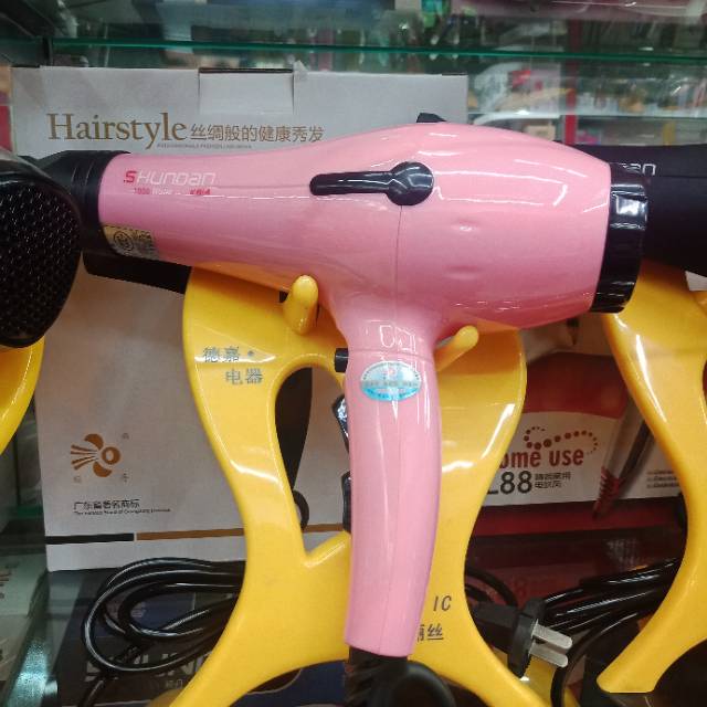 Pink girl hair dryer to prevent burns