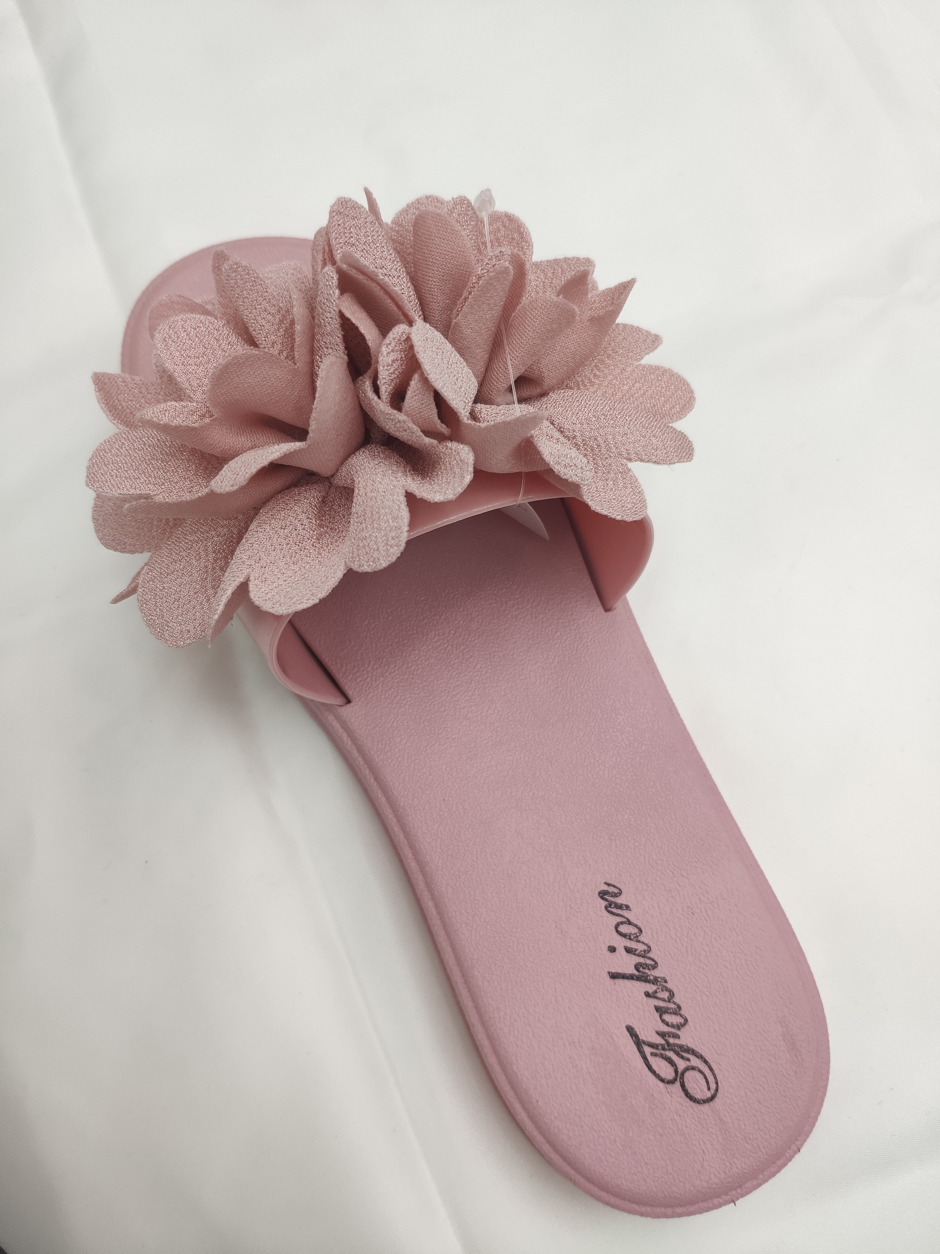 Summer women's flip-flops can be worn over fashionable flower-patterned flat sandals Specification image