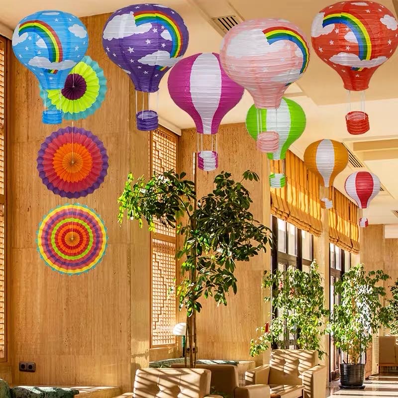 At the beginning of the school year, the shopping mall celebrated its anniversary with hot air balloons, and the kindergarten corridor was decorated with paper lanterns for birthdays Specification image