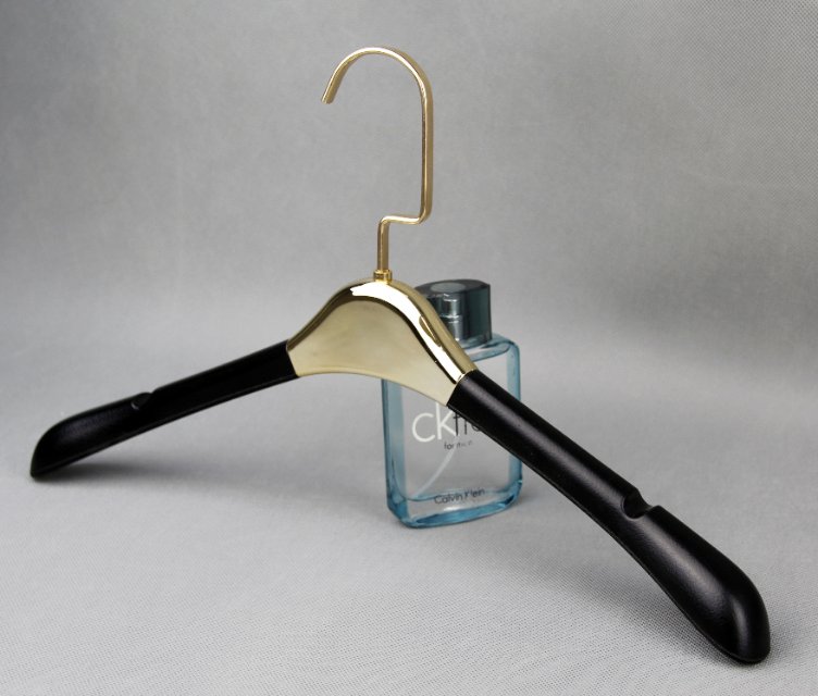 厂家直销简约高档环保PU皮革衣架防滑塑料衣架衣撑挂架黑色金属边