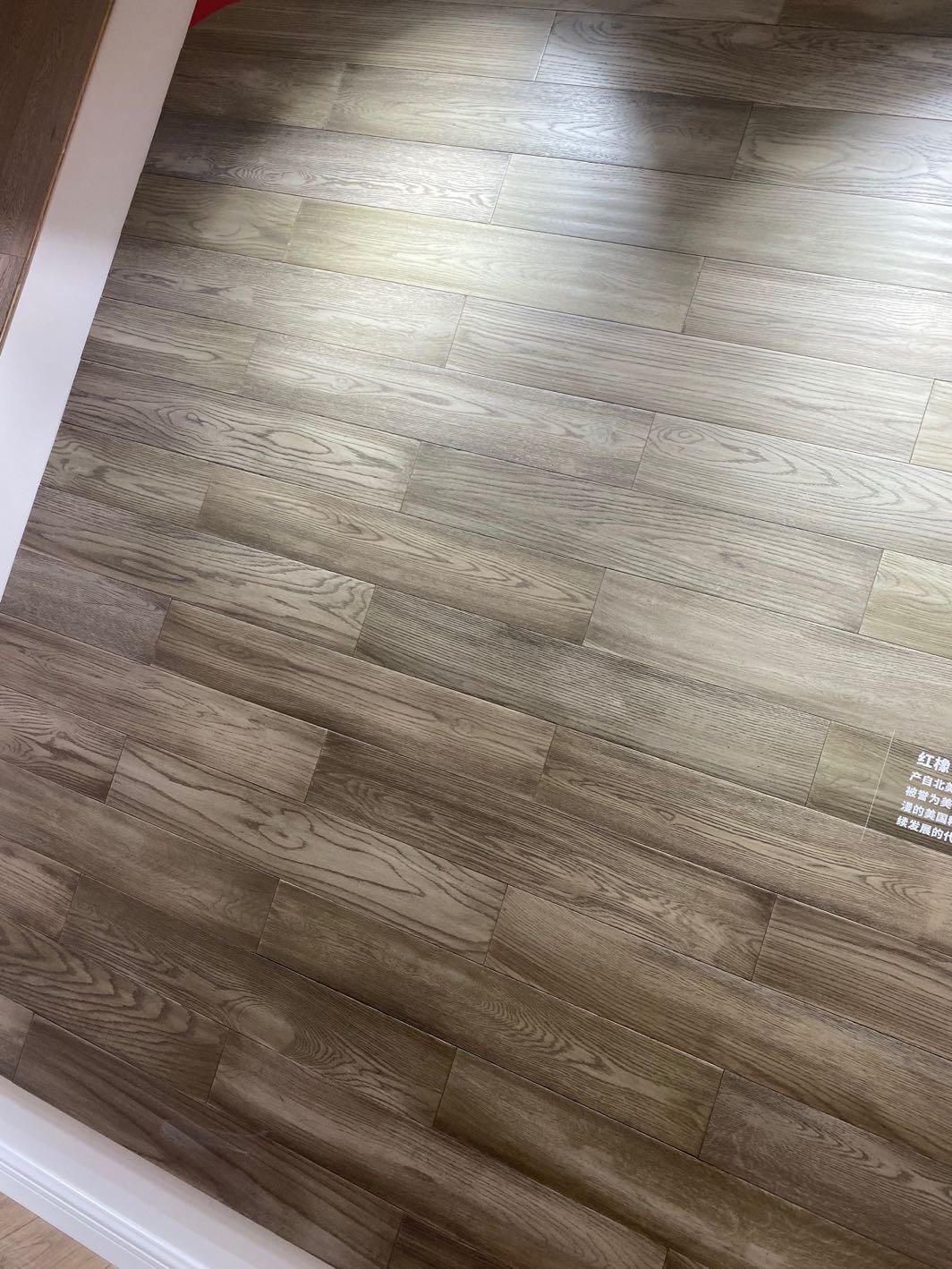 Moganshan solid wood flooring for home bedrooms and living rooms, Red Oak antique series, silver candle painting screen