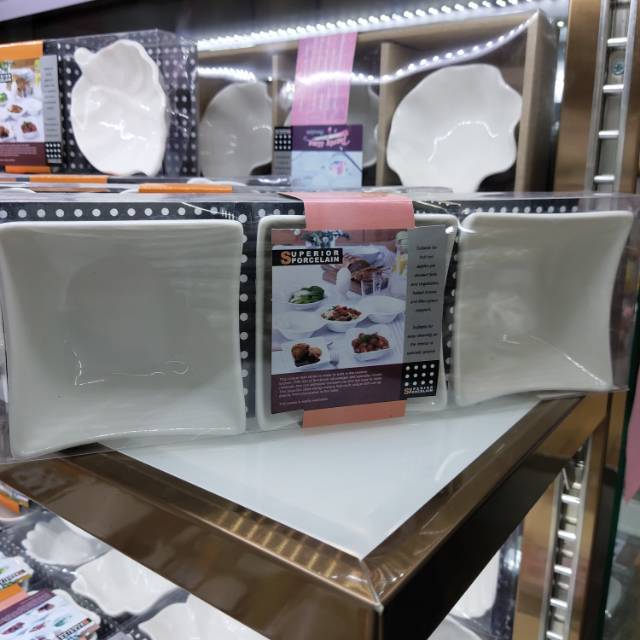 白色陶瓷餐盘，方形餐盘极简风格