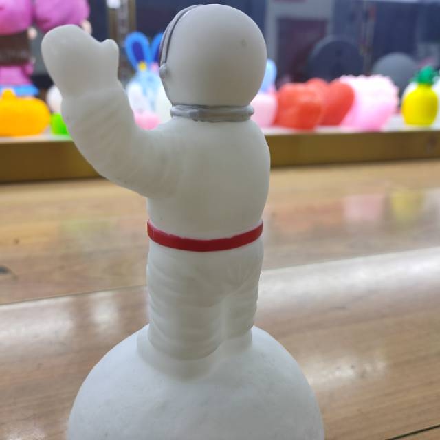 Creative astronaut silicone night light, portable gift light for dormitories, festivals and offices Specification image