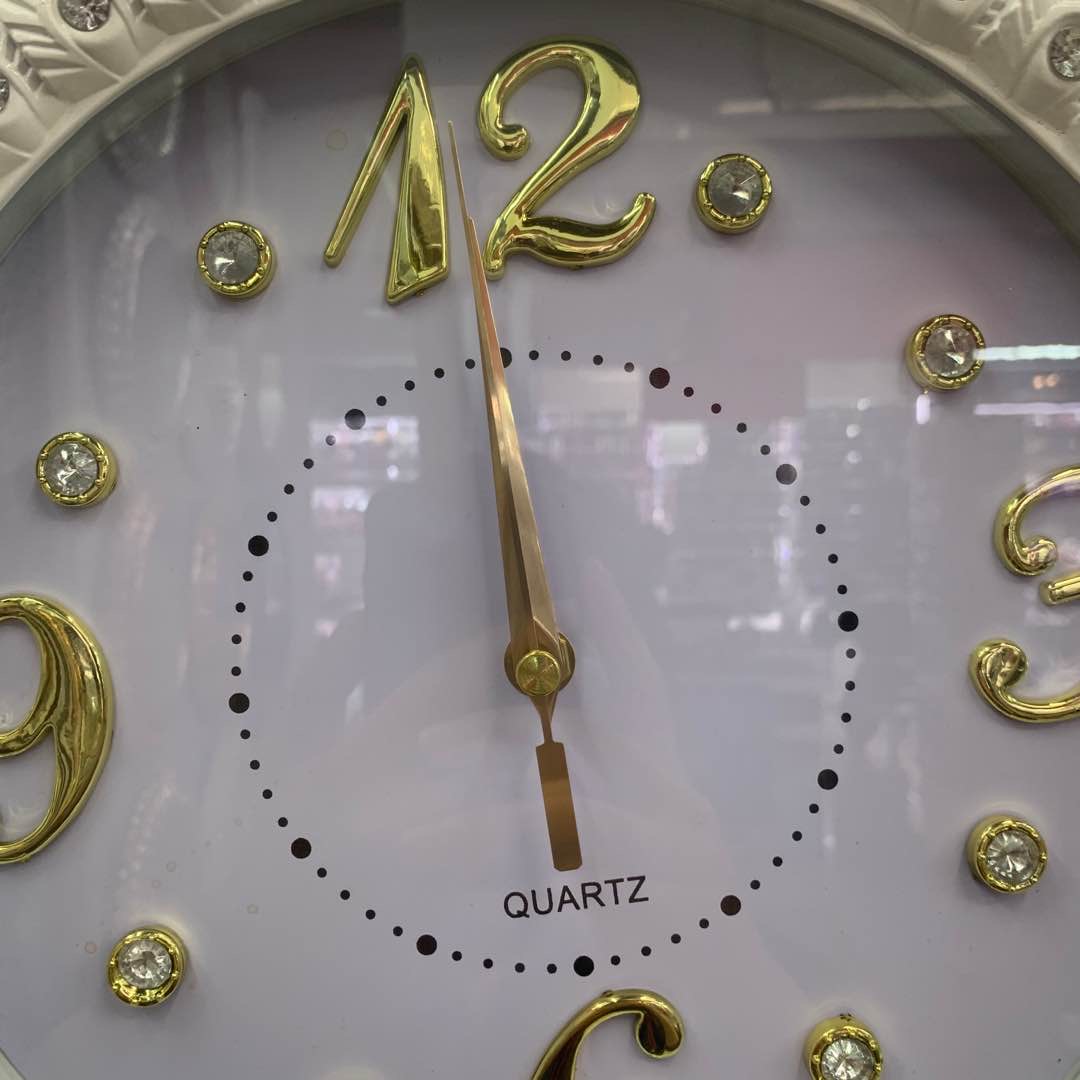 Simple and modern large wall clock, silent living room clock, home personalized, creative, fashionable and artistic wall watch, quartz clock, white model details Picture