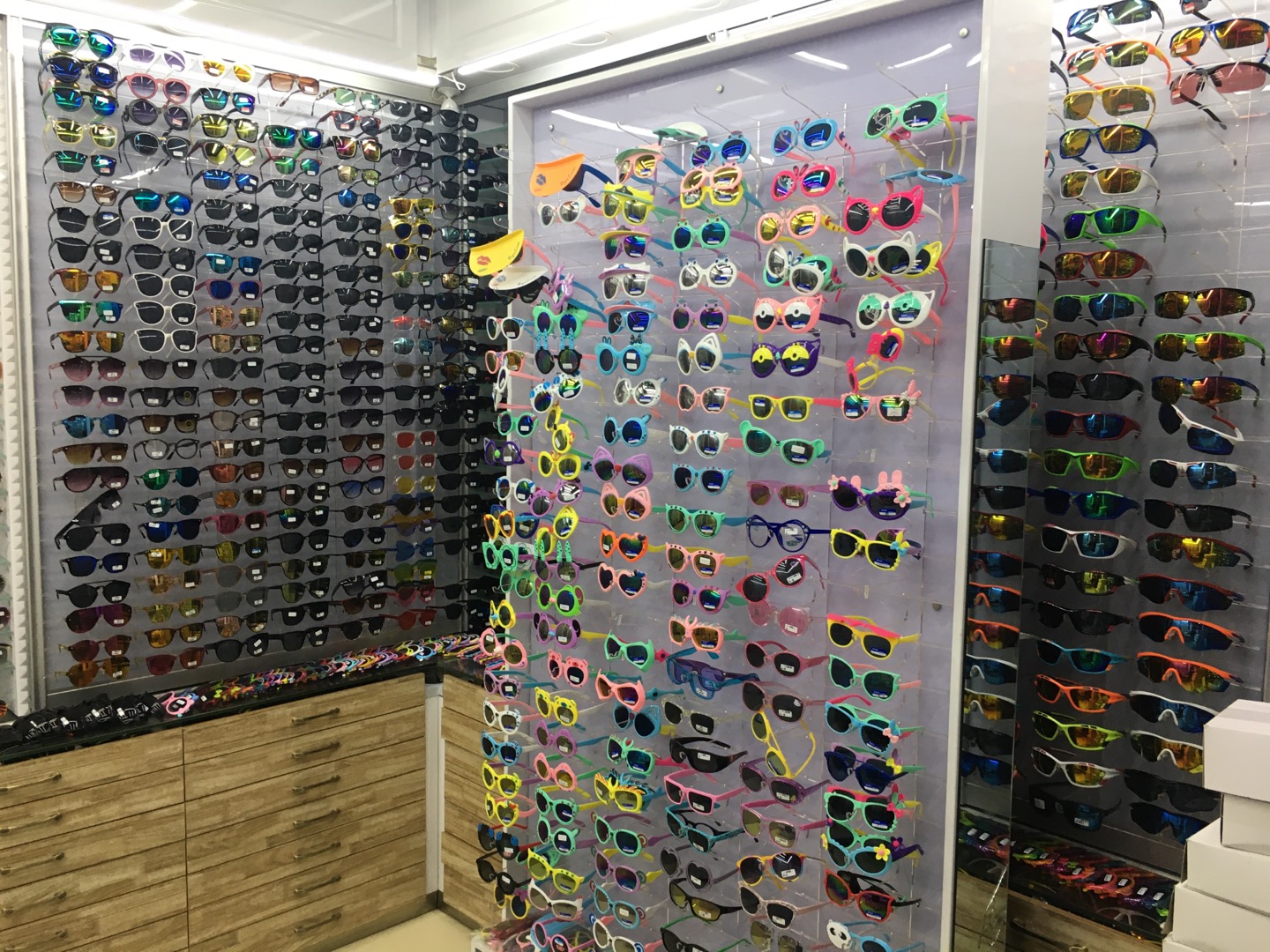 Yiwu Awu Optical Glasses Store's sunglasses and optical lenses describe pic - 2