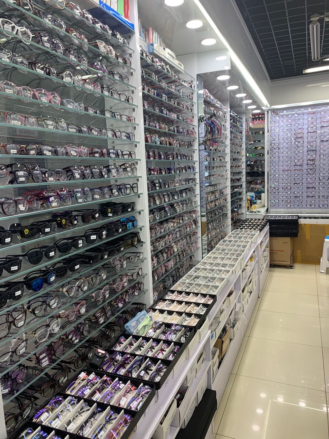 Yiwu Dejin Zhihao Optical Store