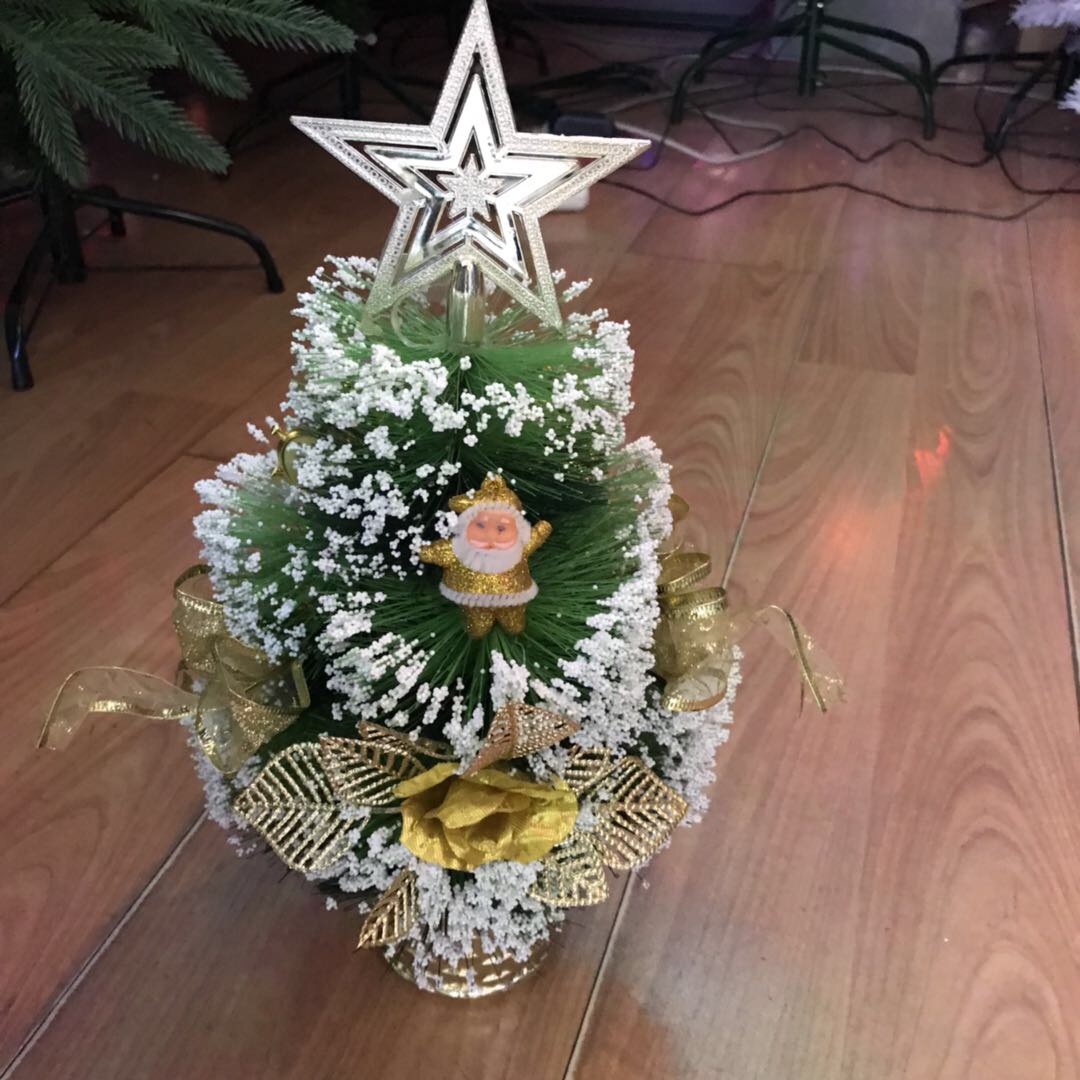 圣诞树星星顶端金色圣诞老人圣诞节节日气氛