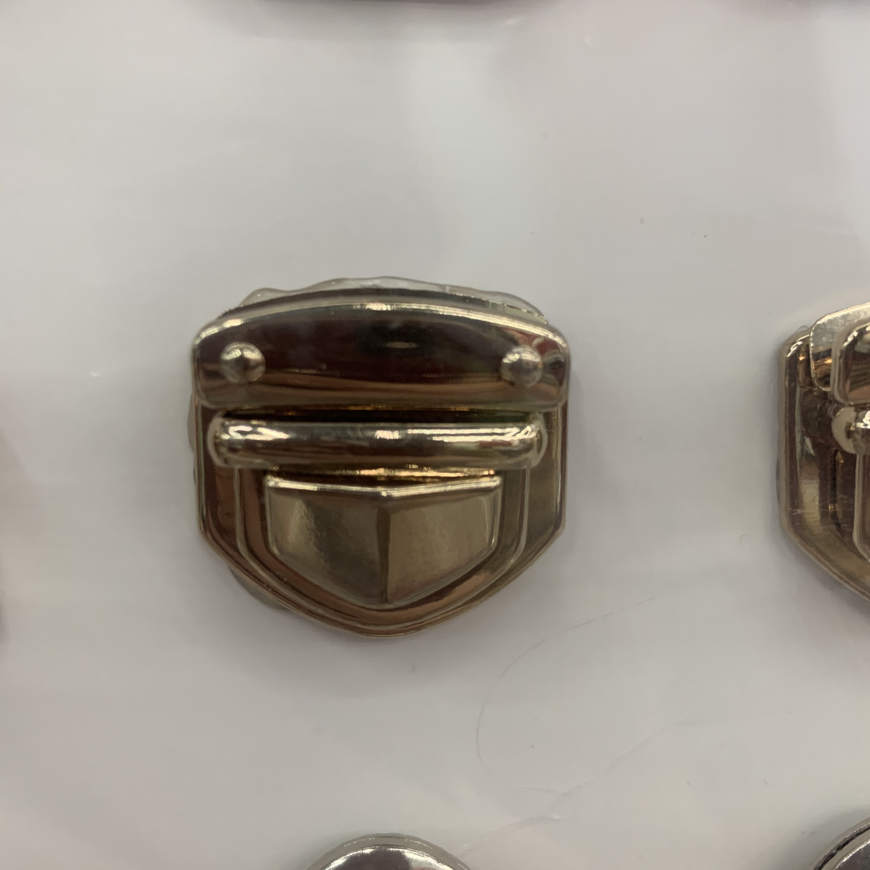 Metal bag buckles, luggage hardware accessories, women's bag accessories, hidden buckles, lock buckles, bag locks, insert buckles, diy buttons, buckle rings are all acceptable details Picture