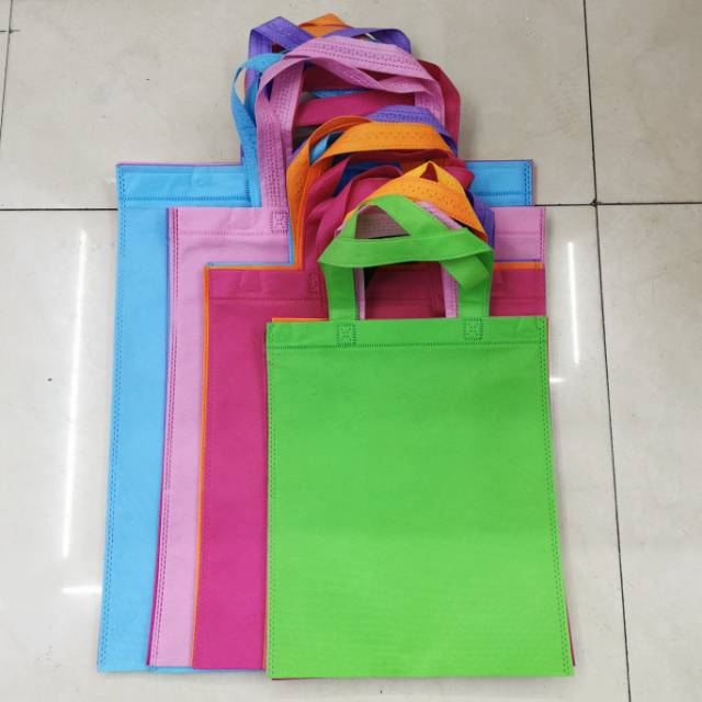 Non-woven fabric pressed-mouth handbags are available in multiple colors and various specifications for shopping bags and storage bags