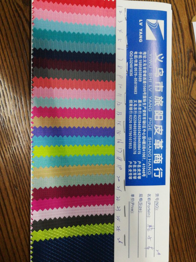 厂家直销热销新款PVC格子布皮革大量现货高中低档箱包沙发鞋材面料