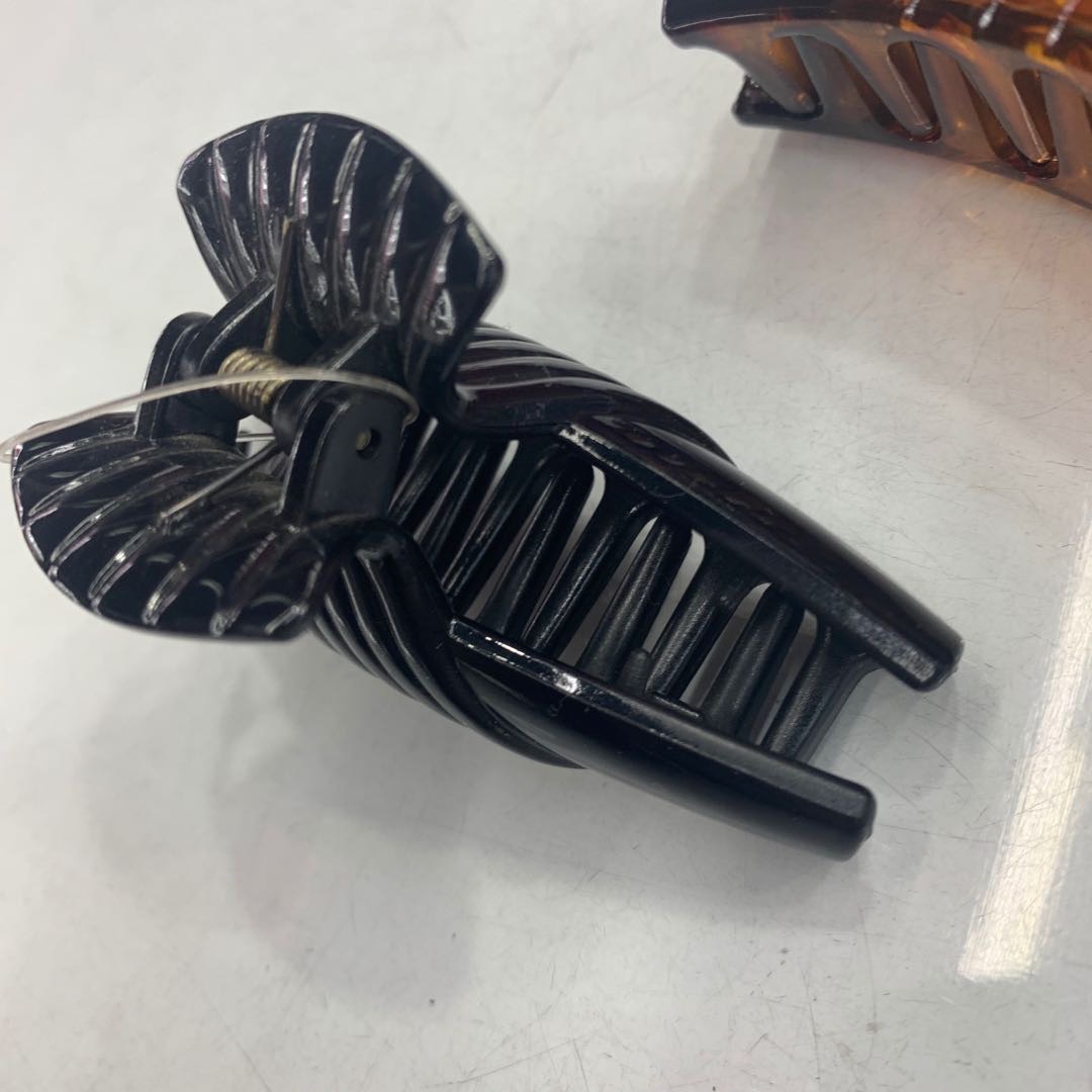 Simple black and brown moon clip, grab clip, hair clip, bath clip and headwear Specification image