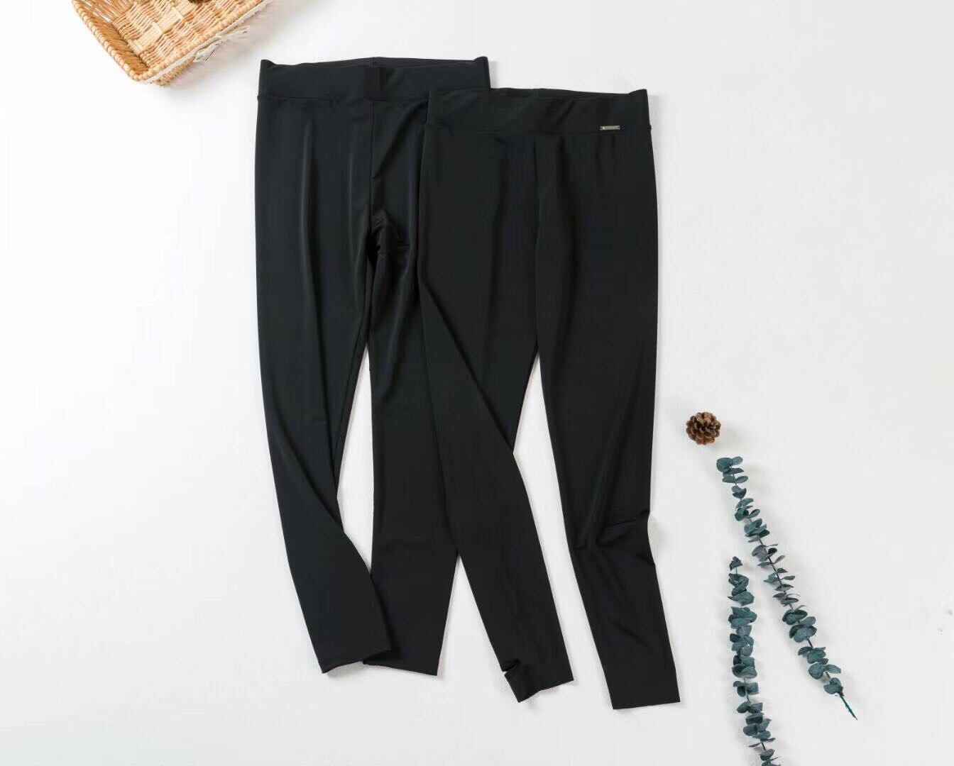 High-waisted leggings for women are thin and large-sized. Wearing them outside can make you look slimmer. Model exercise stretch yoga pants can make you look fatter and larger