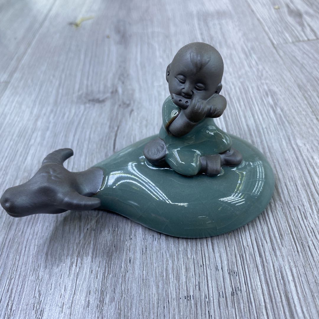 厂家直销放牛娃茶宠摆件陶瓷镀彩