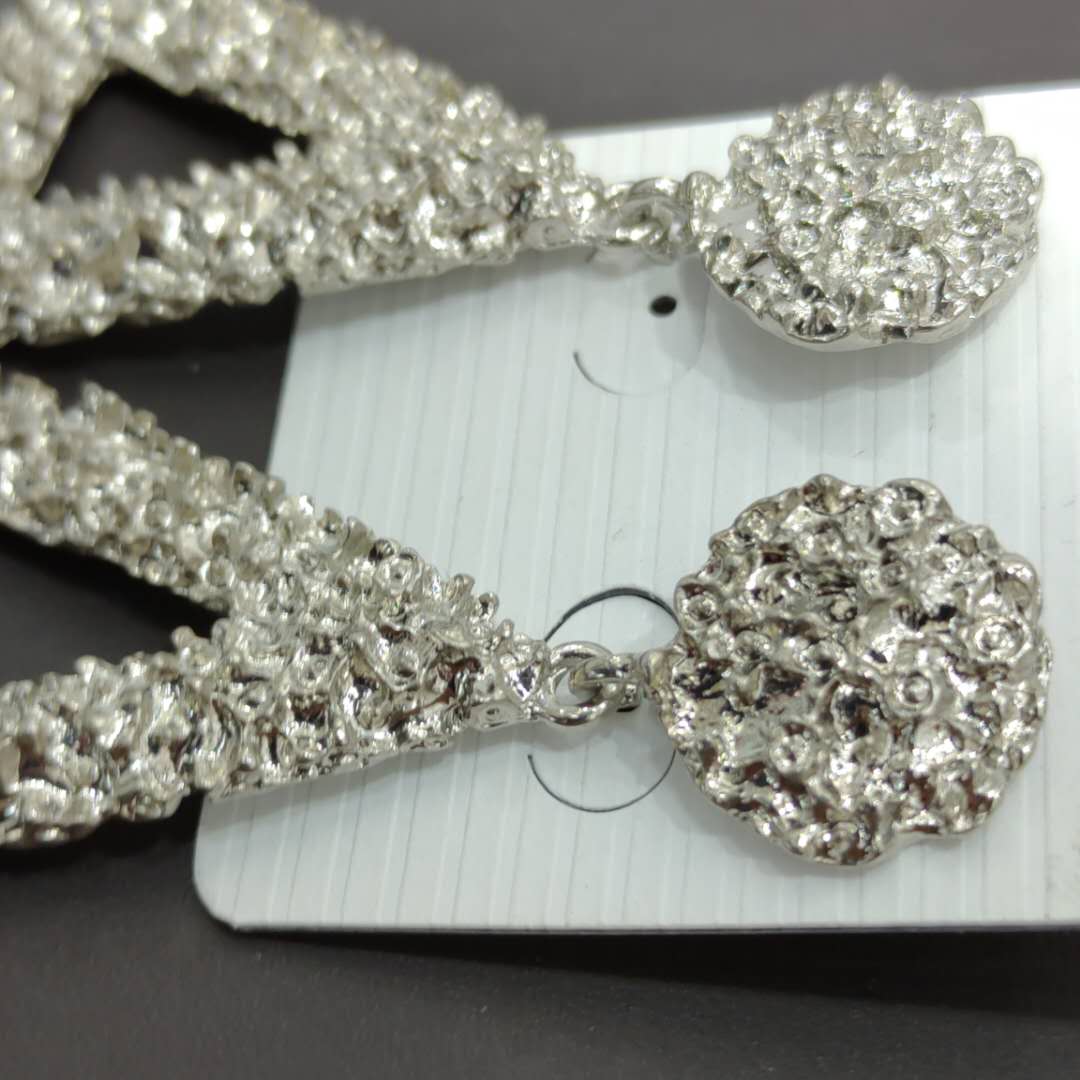 潮流夸张时尚银色浮雕三角环合金圈圈坠子女气质耳饰产品图