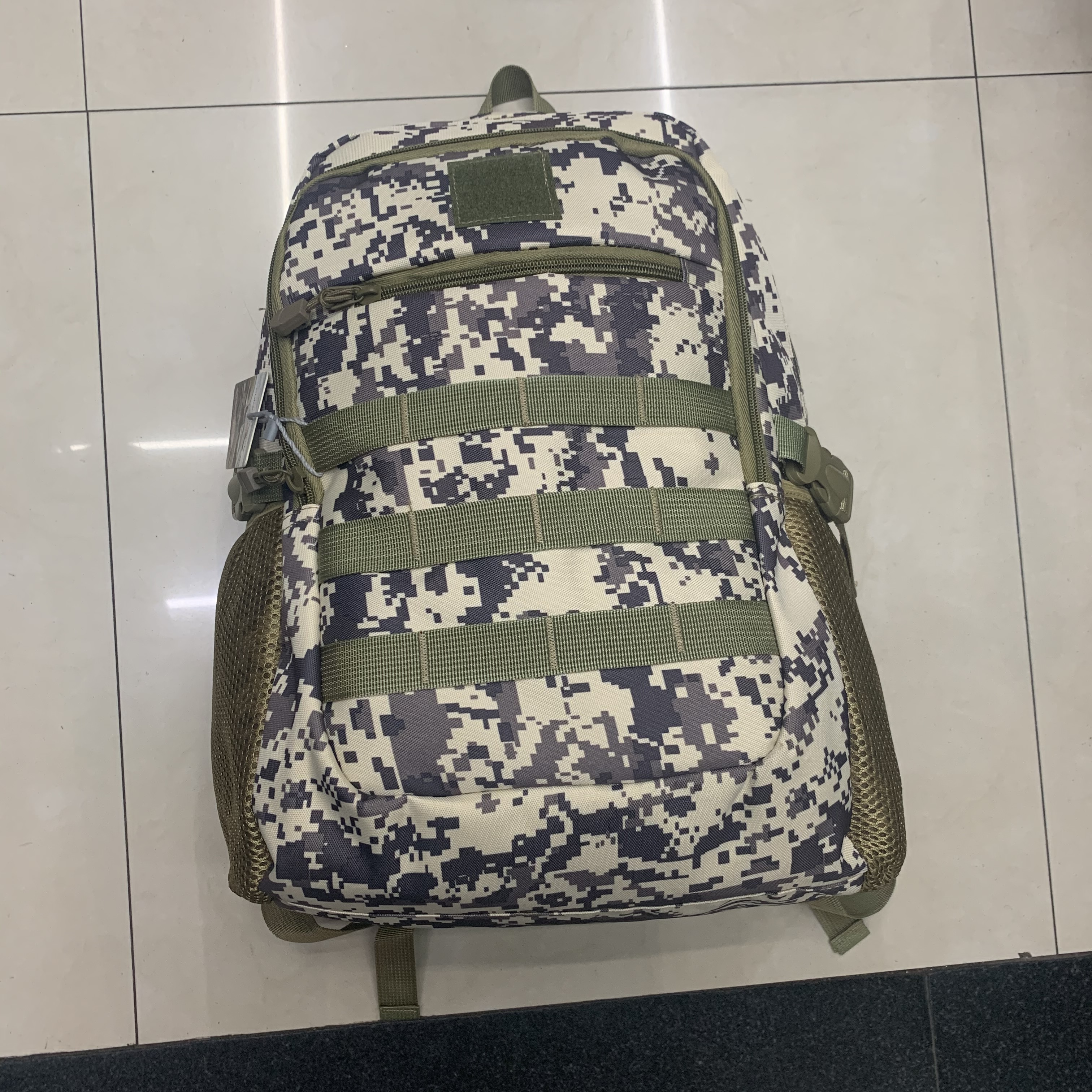 双肩包男登山包多功能防水迷彩骑行三级包旅行包户外战术包图