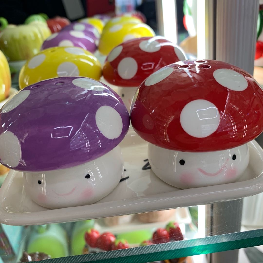 Cute mushroom family cartoon seasoning pot thumbnail