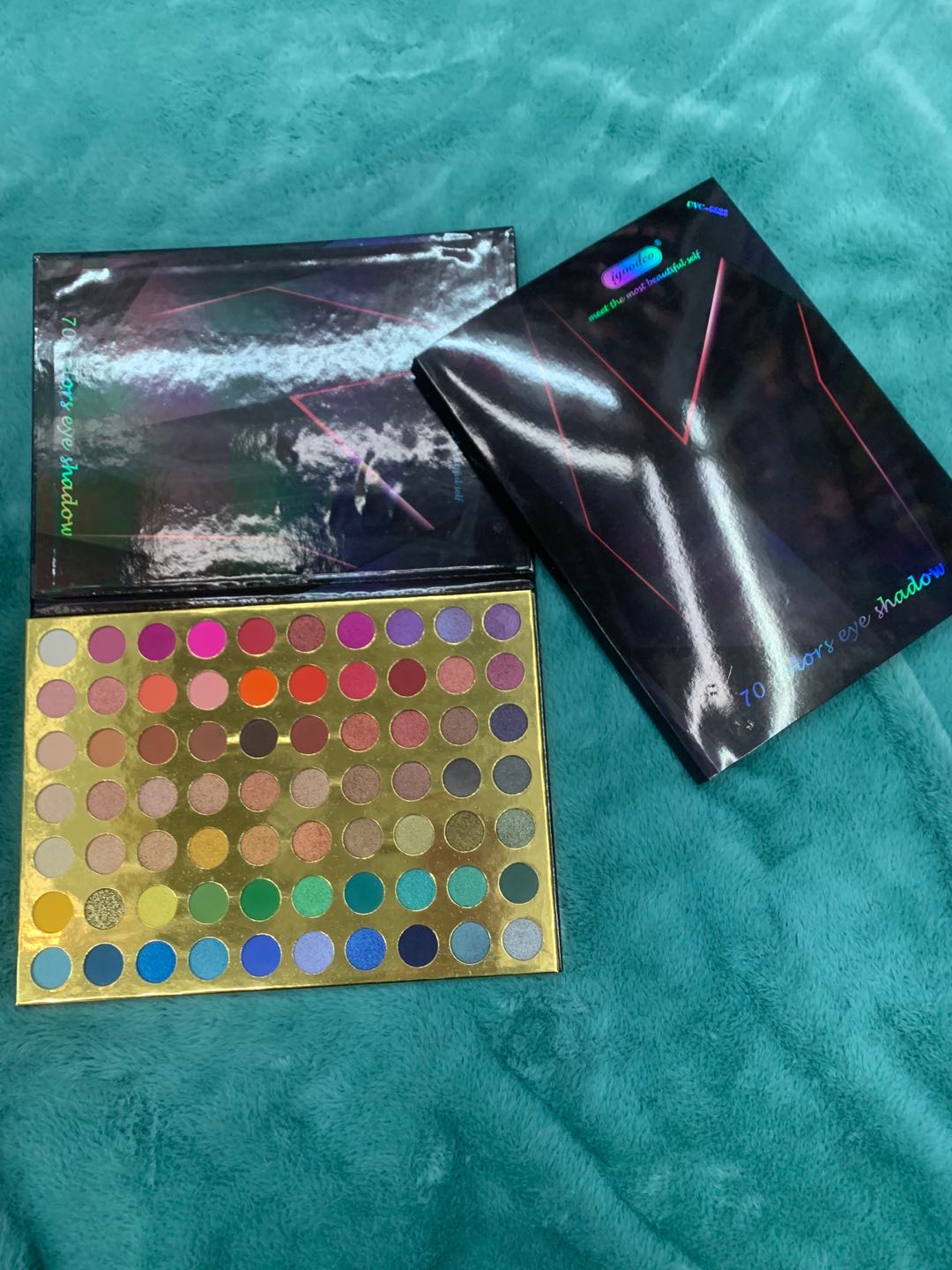 The misty satin eyeshadow is waterproof and does not smudge. It is a matte eye makeup for beginners and lazy people Specification image