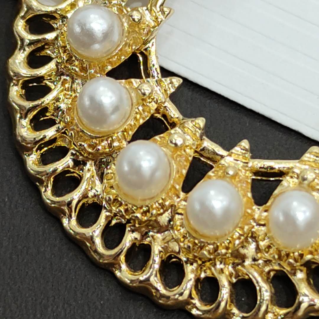 欧美夸张时尚金色扇形镂空镶珍珠合金圈圈女气质耳饰产品图