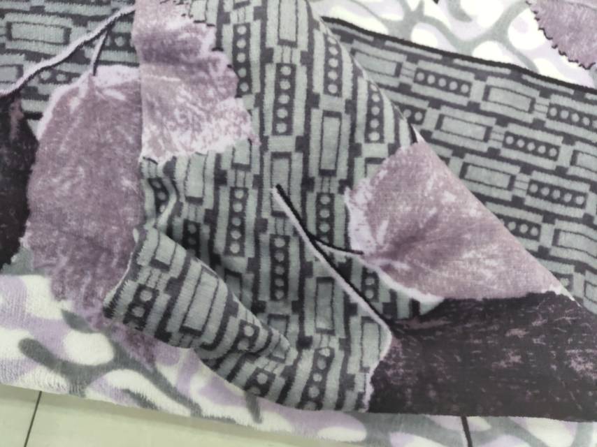 Floral-Patterned Fleece Blanket details Picture