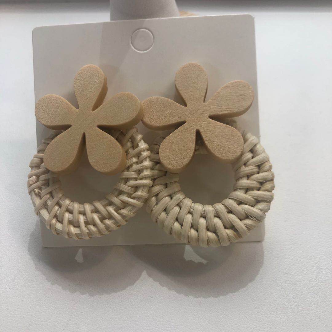New style flower ring Korean version of earrings elegant temperament allergy - proof accessories simple joker earrings thumbnail
