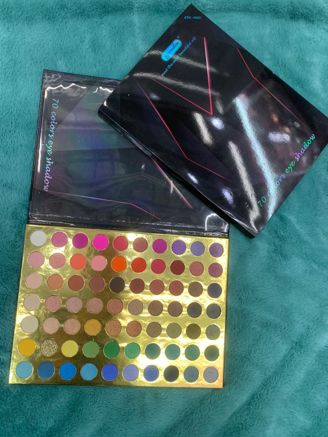 The misty satin eyeshadow is waterproof and does not smudge. It is a matte eye makeup for beginners and lazy people
