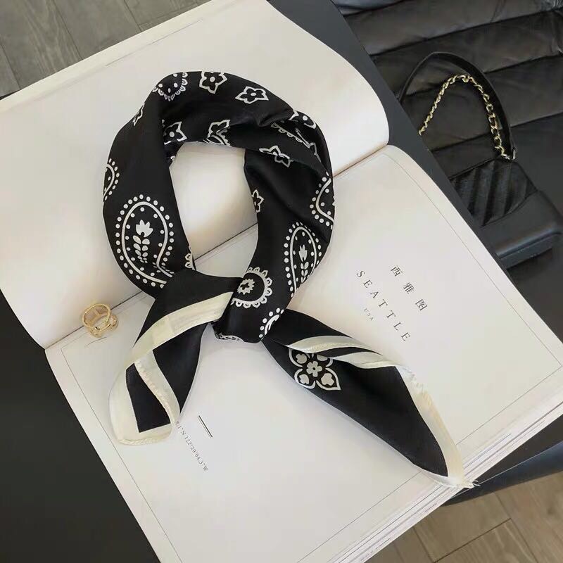 Stylish Black Decor With A Simple And Elegant Scarf details Picture
