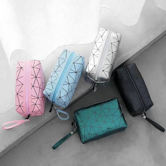 Factory direct sales, low price wholesale of triangular mesh leather with stock available Specification image