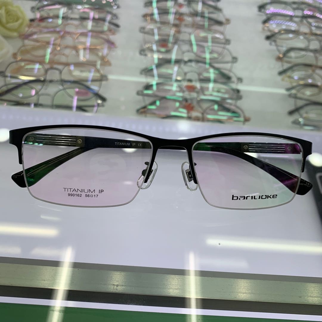 The long student myopia glasses are simple and practical