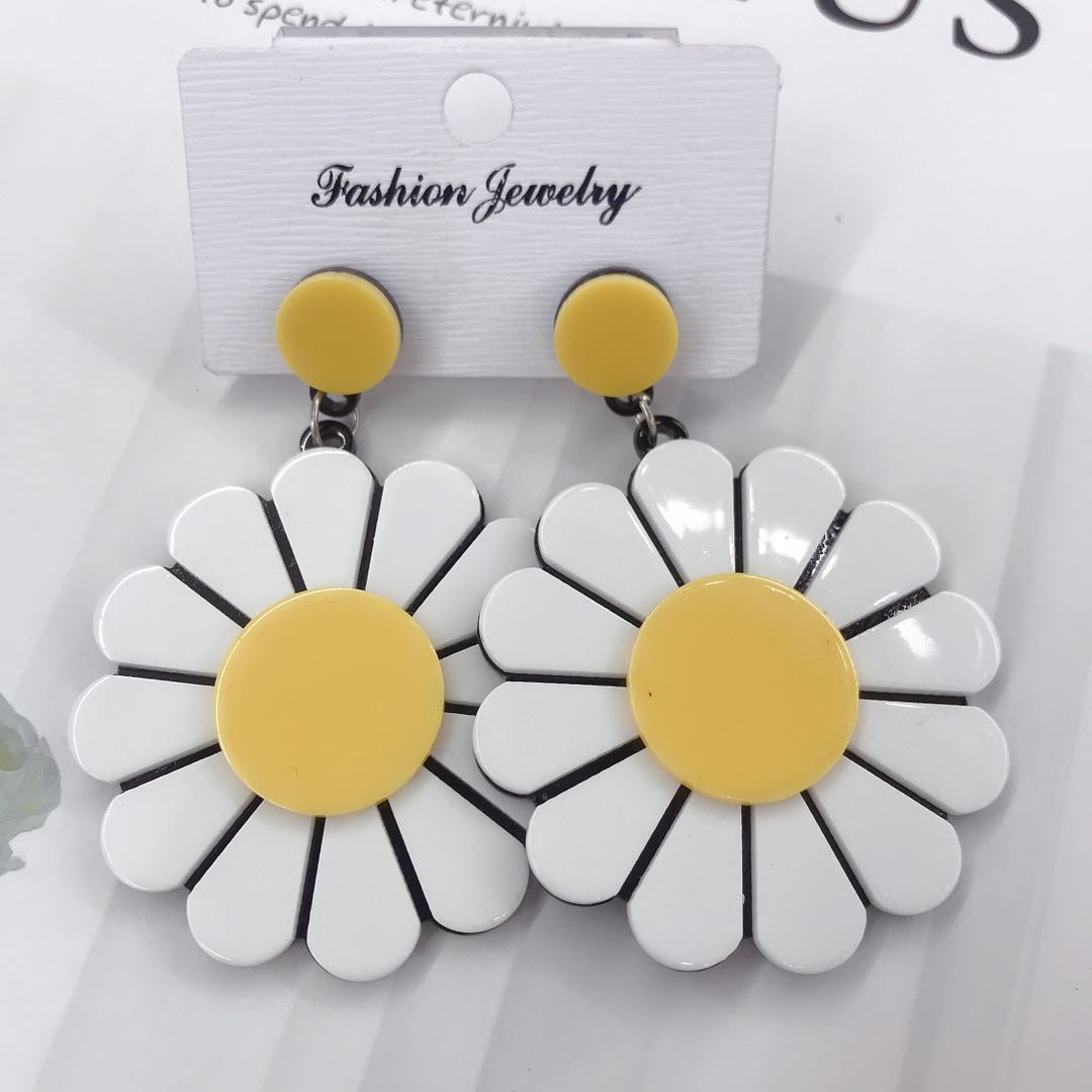 Rhubarb Daisy earrings sweet and lovely face thin girl earrings thumbnail