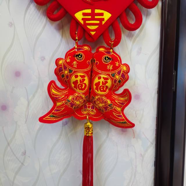 Chinese knot pendants, paper-cut "Fu" character hanging, double fish tassels, living room home wall decorations, festive background wall decorations for the Spring Festival Specification image