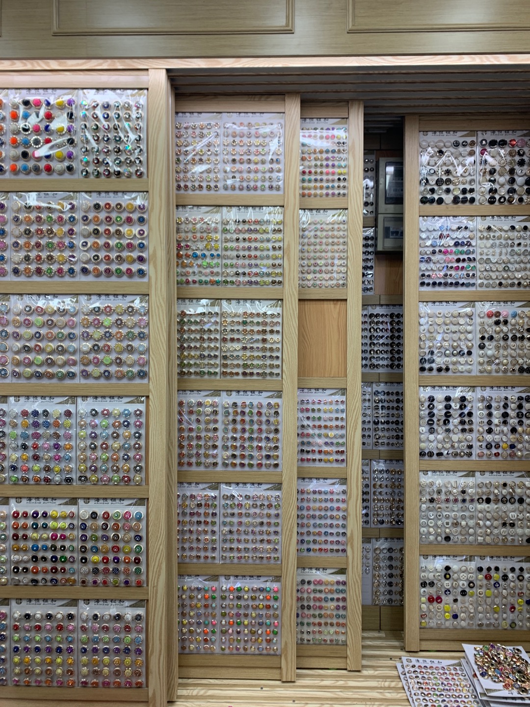 Yiwu Haiheng Clothing Co., LTD describe pic - 1