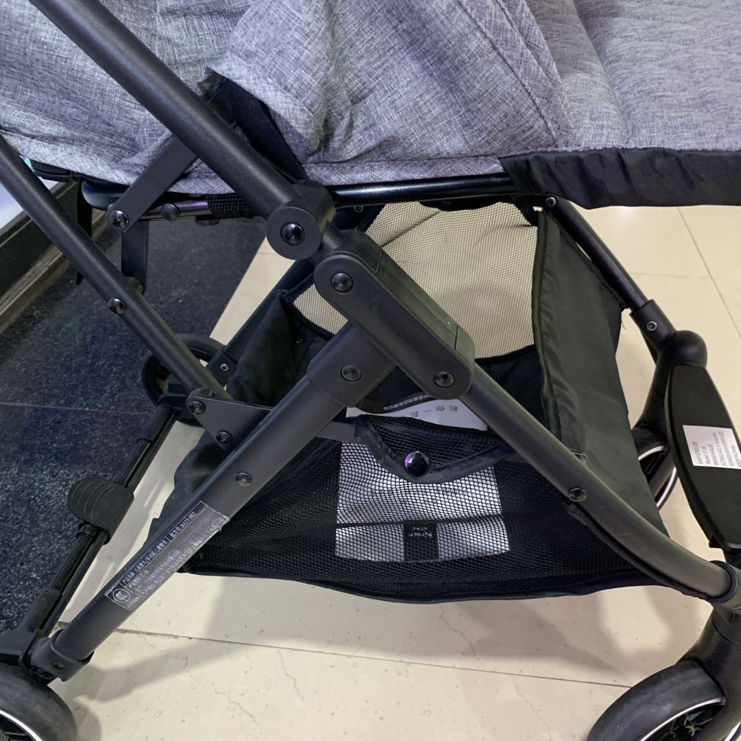 A portable folding baby stroller that can be used for sitting, lying down and traveling details Picture