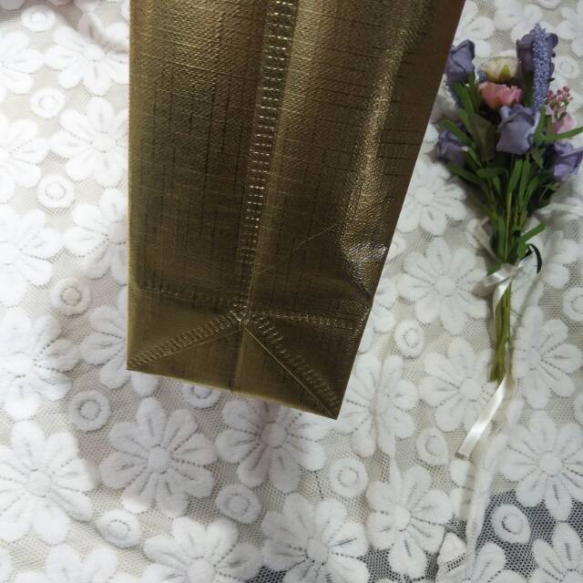وحقائب يد حمراء جديدة من الورق المقوى وأكياس ورقية من الجلد الثوري Specification image