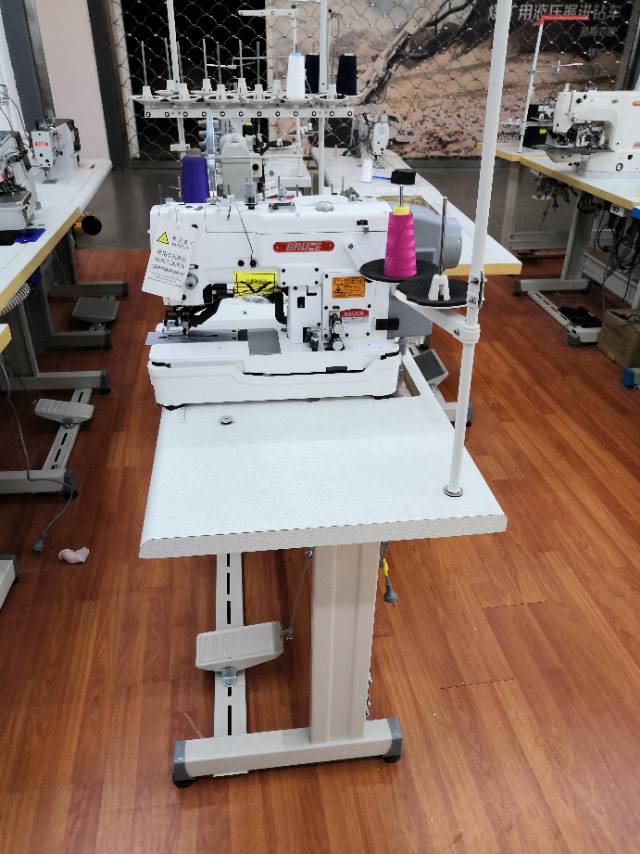 BRUCE牌T781E-Q型高速平头锁眼机