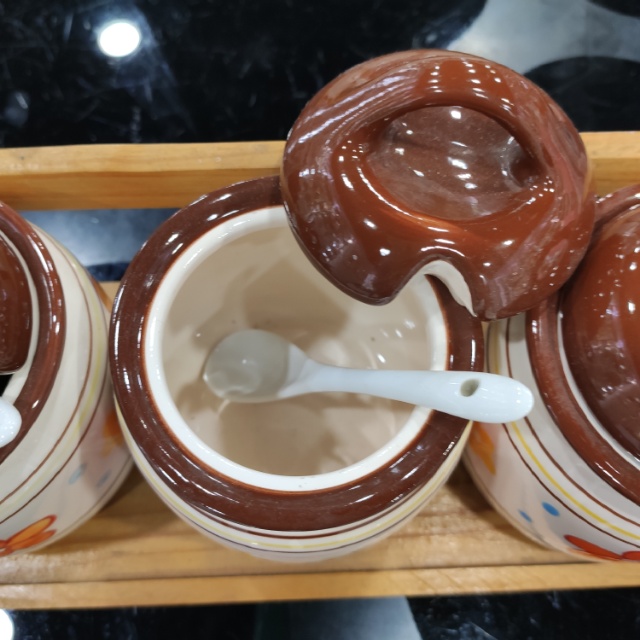 Small flower-shaped covered seasoning jars are available in multiple colors Specification image
