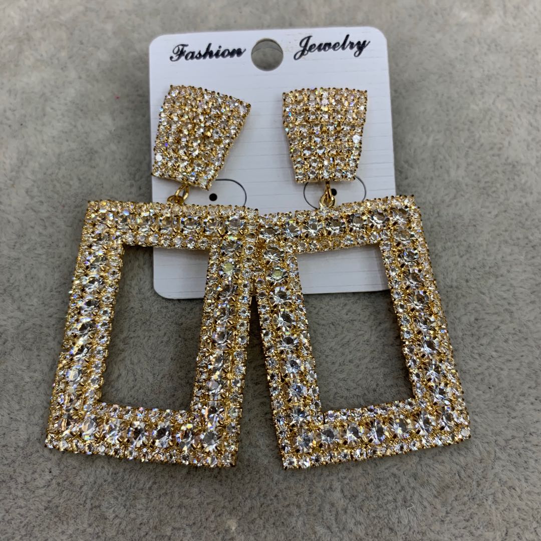 Square diamond-encrusted earrings, trendy and versatile earrings for elegant brides details Picture