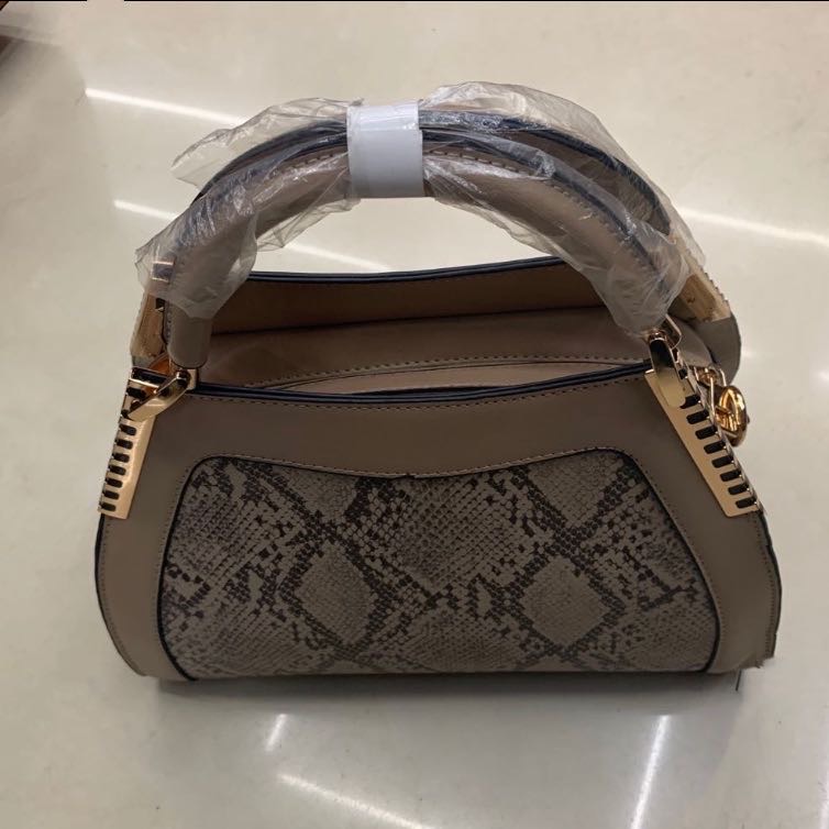 Snake skin pattern A-shaped bag leather handbag details Picture