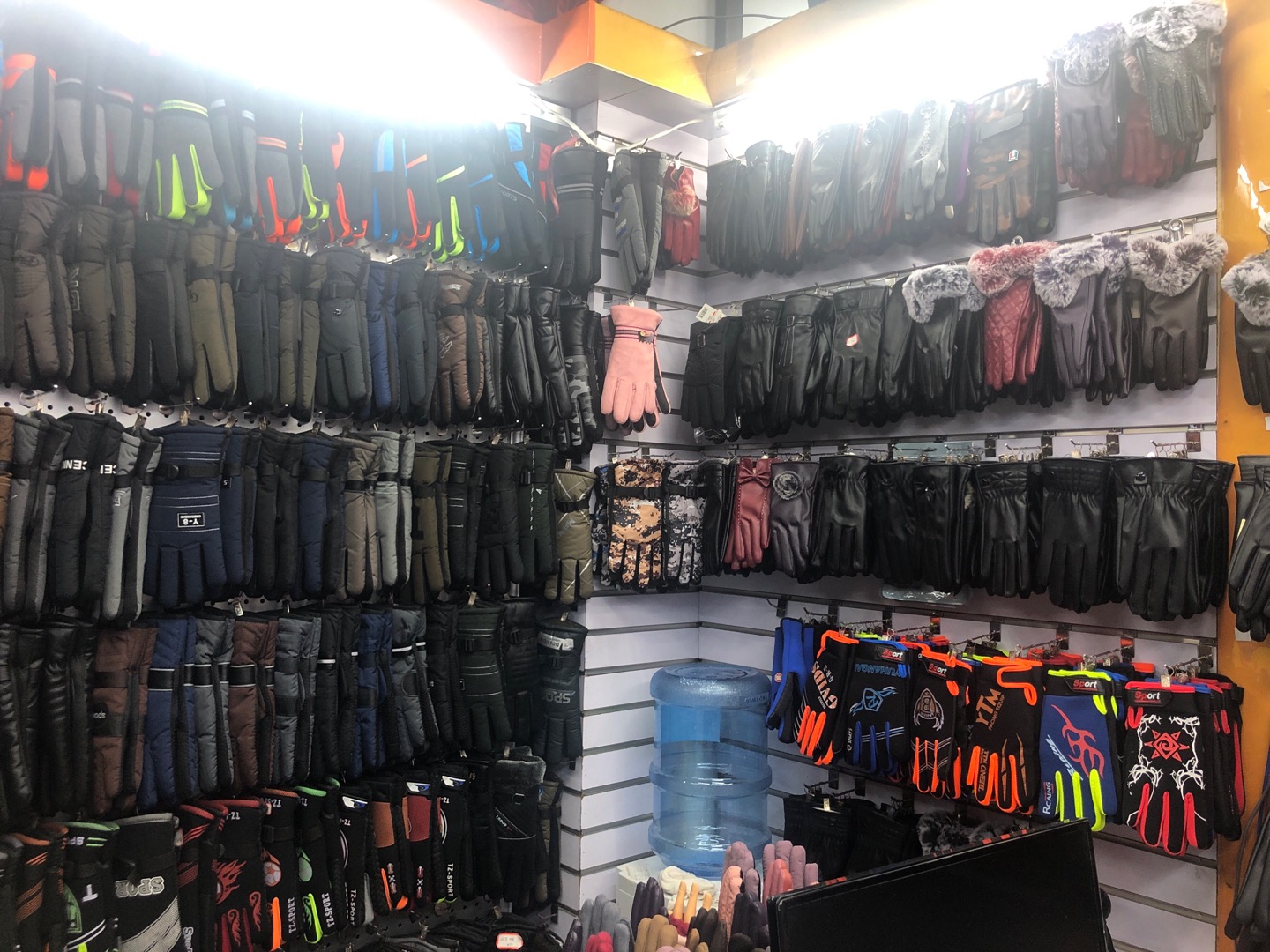Huashan Glove Shop describe pic - 1