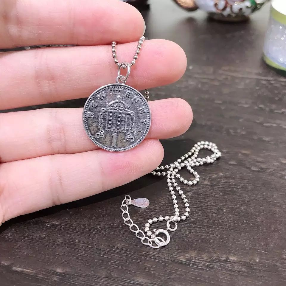 A new Japanese-style round pendant portrait pendant necklace, a fashionable and individualistic women's accessory, a trendy and versatile necklace Specification image