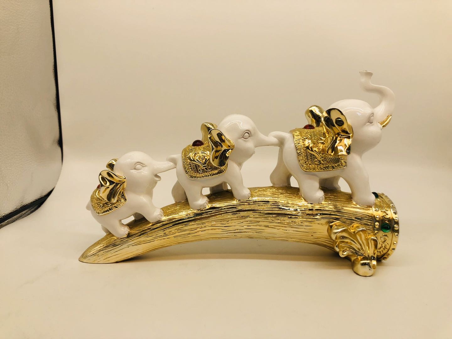 Three Elephant Resin Craft Decoration European Home Creative Jewelry Gifts details Picture